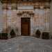 ...in quello inferiore si apre il portale dingresso architravato con trabeazione mistilinea...